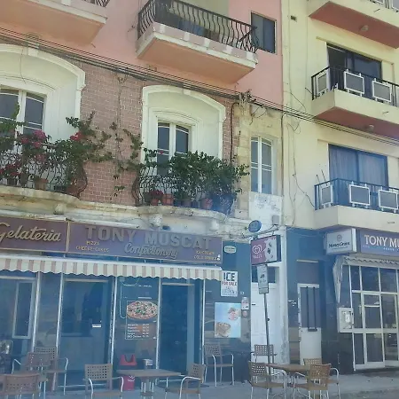 Tony's Flats Kalafrana