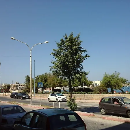 Tony's Flats Kalafrana